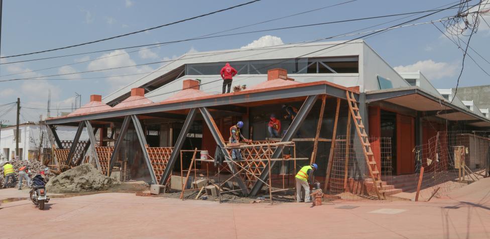 Cascajo, viviendas abandonadas, chambitas y amenazas, en la sede del AIFA…