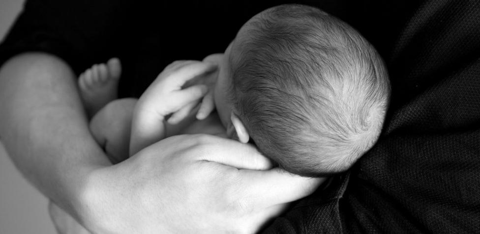 Un estudio revela el método más efectivo para dormir y calmar a los bebés  que lloran