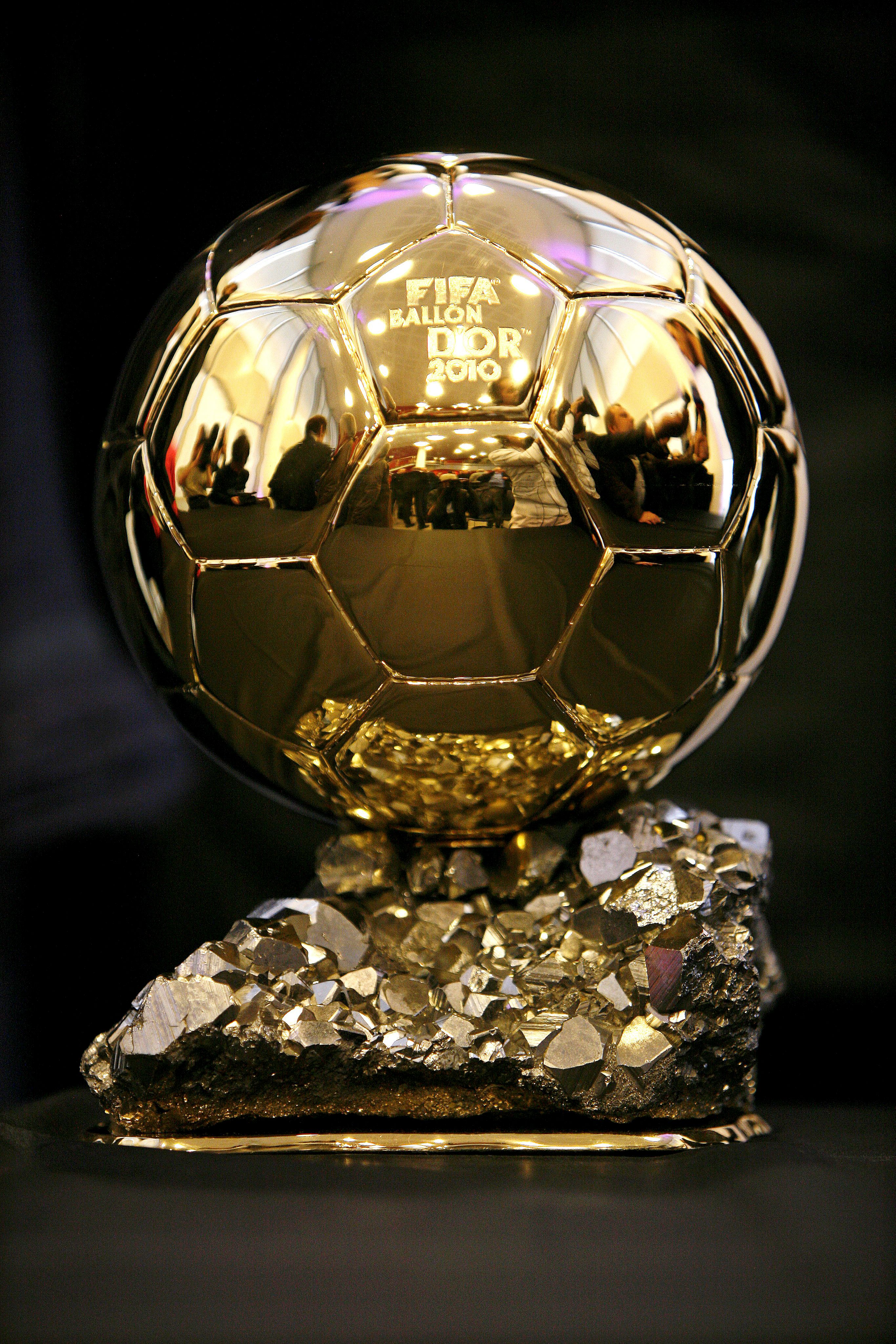 Golden ball. Ballon dor. Iniesta Gold Ball. Снежный шар в виде футбольного мяча. Ballon d'or Dream.