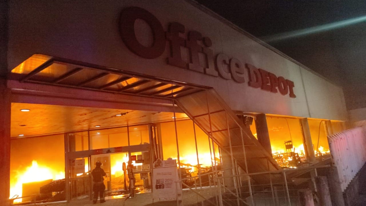 Fuego consume el Office Depot Las Águilas