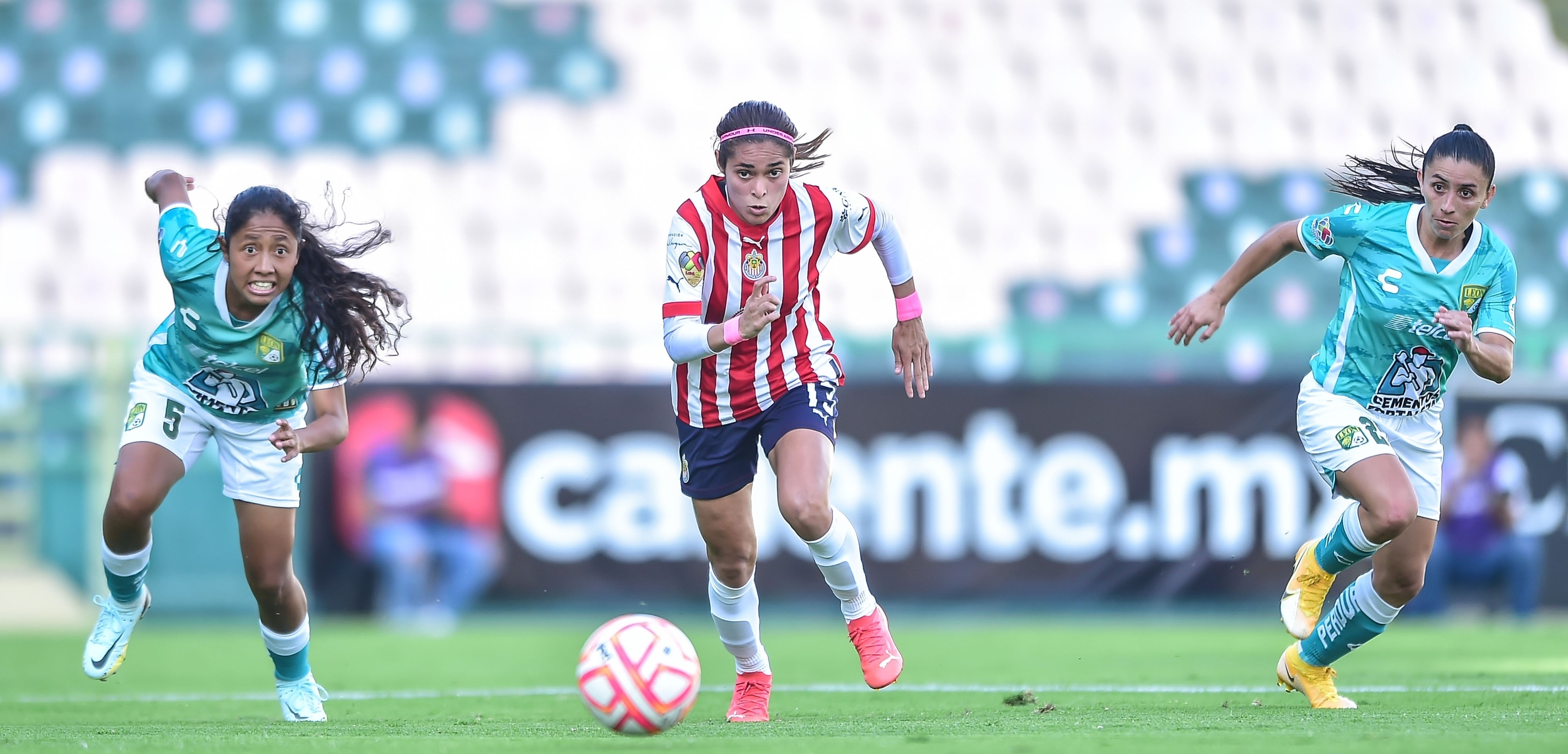 América vence al Santos y se confirma como líder del fútbol mexicano